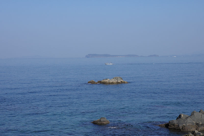 玄界灘東北10km海上に相島(通称猫島)を望む