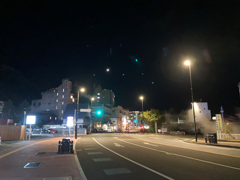 冬の夜，人通りの絶えた小浜のメインストリート，細い三日月が静かに街を照らします