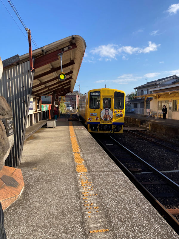 14h41 多比良駅で列車を見送りながら自転車を組み立て