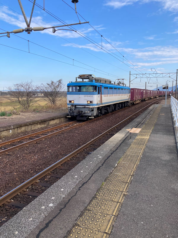 貨物列車のために架線は温存