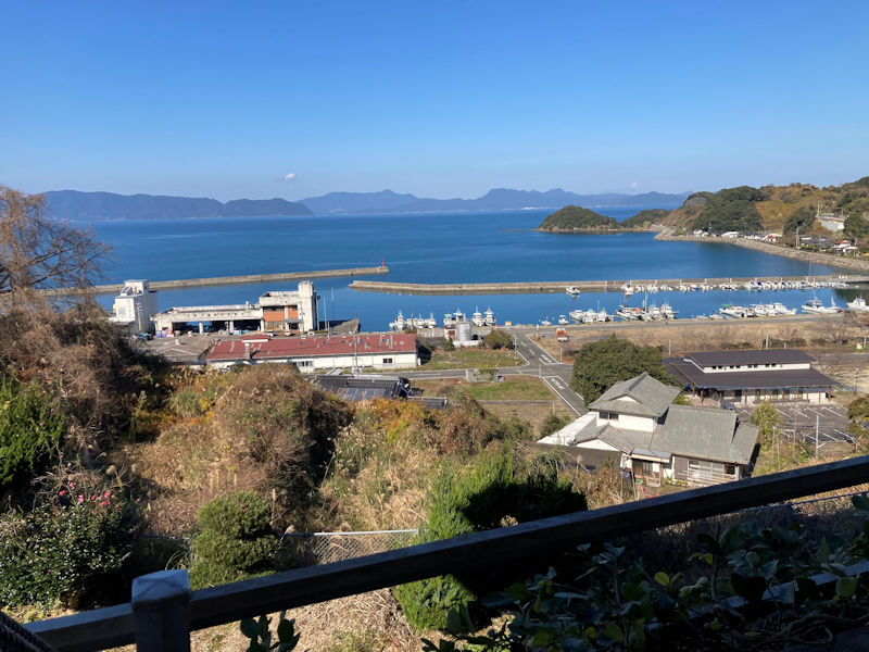 素晴らしいオーシャンビューの旧・平国小学校校舎を利用した「つなぎオイスターバル」