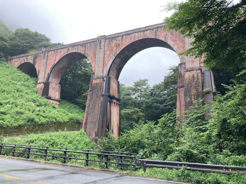 趣ある煉瓦造の碓氷第三橋梁，通称めがね橋