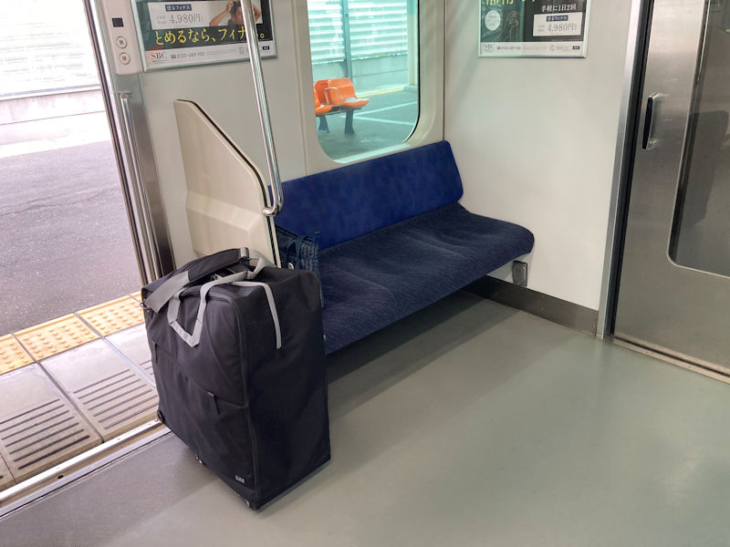 邪魔にならない座席に座る